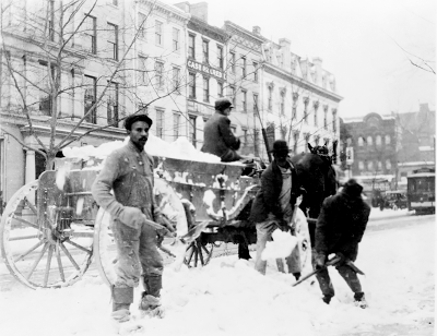 Workers clearing snow in Washington D.C. between 1909 and 1920